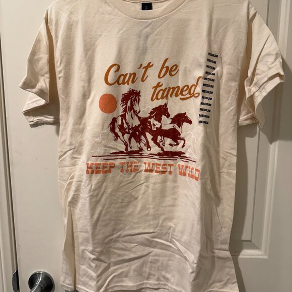 NWT Women's Country Can't Be Tamed Short Sleeve T-Shirt - Size Medium - Picture 2 of 5